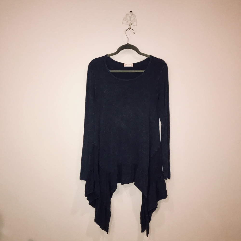 Long sleeved cotton top with a symmetrical bottom